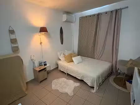 studio saint gilles roche noire pied dans l’eau