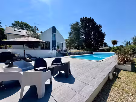 mauves sur loire  maison familiale avec piscine et tennis