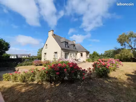 charmante maison néo-bretonne de 116m2   lumineuse avec jardin   sous-sol total  hangar su