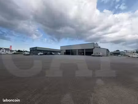 local 880 m²