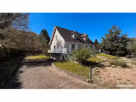 maison traditionnelle  très bonne qualité  4 chambres  grand-sous-sol  et superbe terrain
