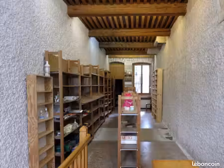 local commercial ou professionnel en bail précaire. 71 m2. 650 euros dont 20 euros de prov