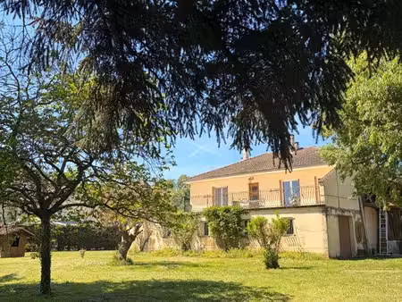 maison individuelle avec grand jardin clôt
