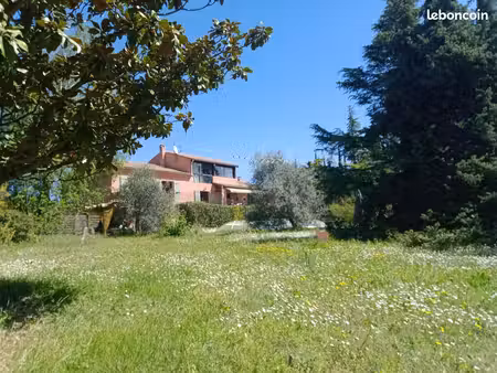 belle villa avec piscine sur vaste terrain arboré clos