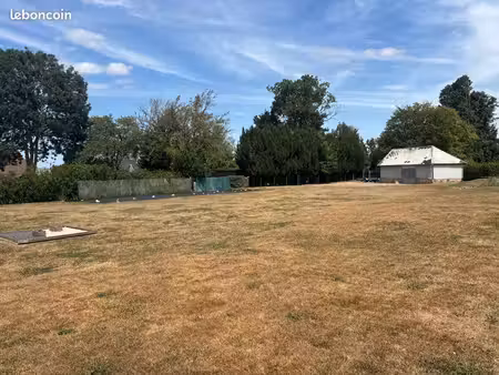 terrain clos constructible avec bâtiment