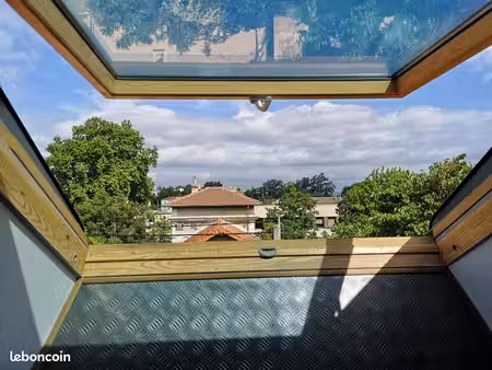loft meublé avec climatiseur réversible – vue sur le château des adhémar – montélimar