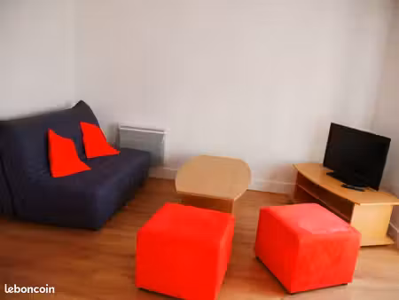 t1 lumineux dans petit immeuble calme