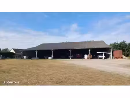 à vendre – hangar 700 m² + terrain 3 050 m²