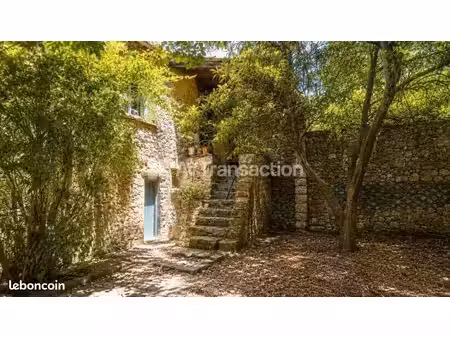 authentique maison de hameau en pierres avec jardinet
