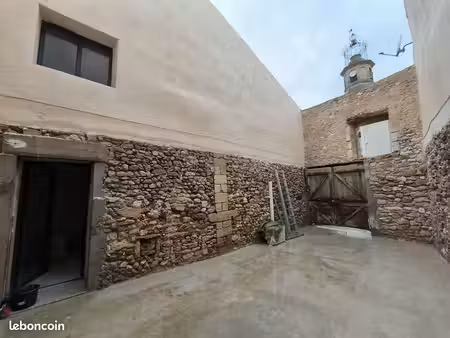 maison de village avec extérieur dans fournes