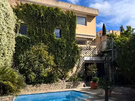 nîmes jean-jaurés  idéalement placée  maison de ville divisée en trois appartements  avec 