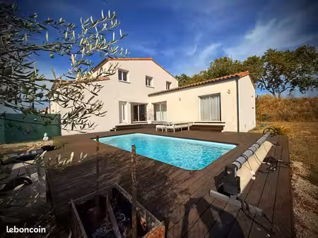 villa récente de 150m2 avec 6 chambres  piscine et panneaux solaires + batteries