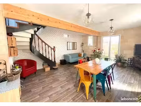 maison typique et atypique entièrement rénovée comprenant un studio tout équipé et un gara