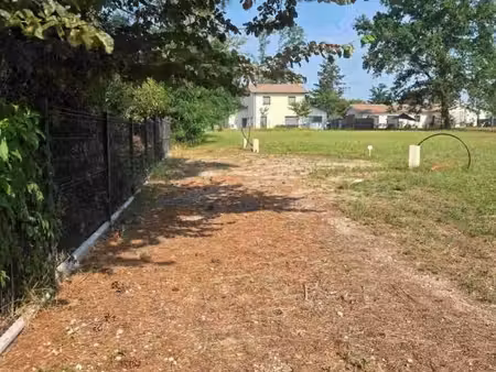 terrain 560 m² roaillan