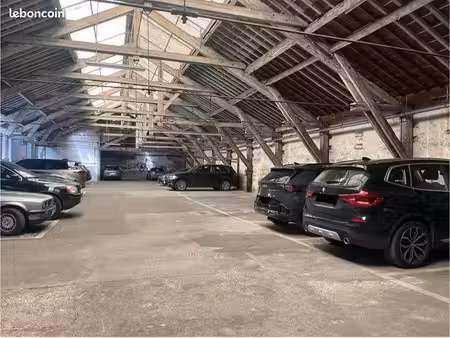 place de parking couvert et sécurisé