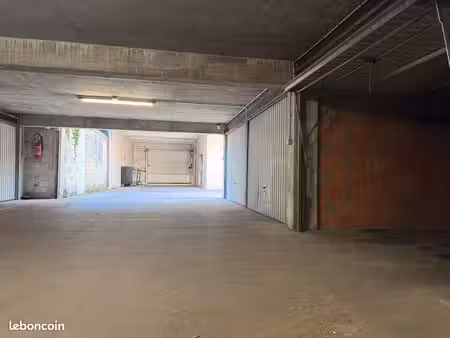 garage / box fermé sécurisé 18 m2