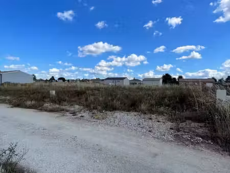 terrain 640 m² auros