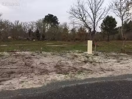 terrain 900 m² auros