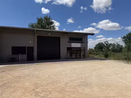 local commercial constitué d'une partie bureau et d'une part