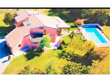 maison 250m². 8 pièces. garage 50m². véranda. jardin 2700m². vue pyrénées