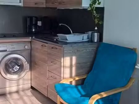 beau studio lumineux avec balcon