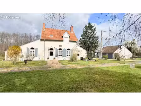 maison authentique dans un environnement paisible et verdoyant