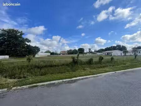 terrain 700 m² lanton