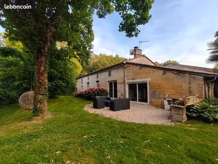 maison en pierre avec accès à la rivière