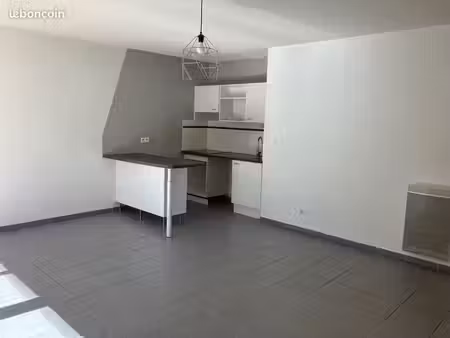 il vous attend: f3  62m2  étage 1/2