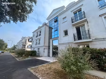 t2 face au parc de la perraudière à st cyr sur loire