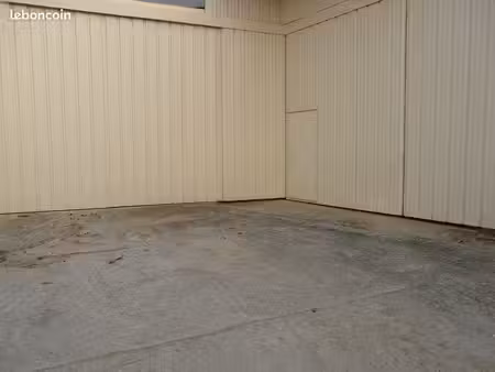 loue entrepôt pour usage artisanal  et box garage pour stockage gardiennage  camping car  