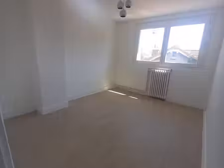 location appartement 3 pièces  44.05m²  vitry