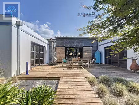 maison au design unique  en plein coeur de la campagne