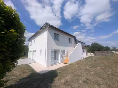 belle maison avec sa piscine et son grand terrain
