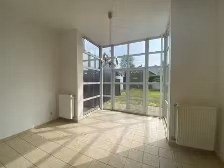 maison spacieuse et lumineuse avec un agréable jardin orient