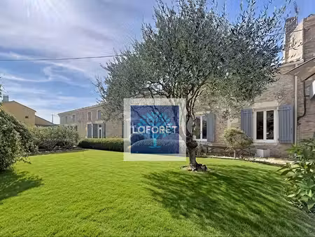 maison en pierre de 230 m² avec piscine et dépendances