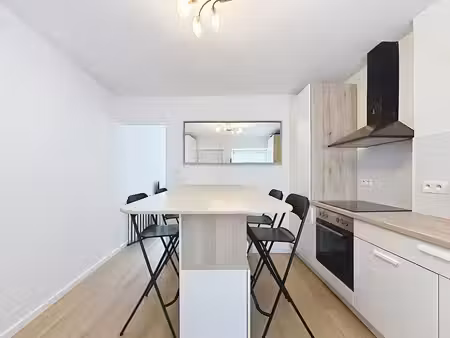 charmante petite maison 2 ch. rénovée avec cour – peb