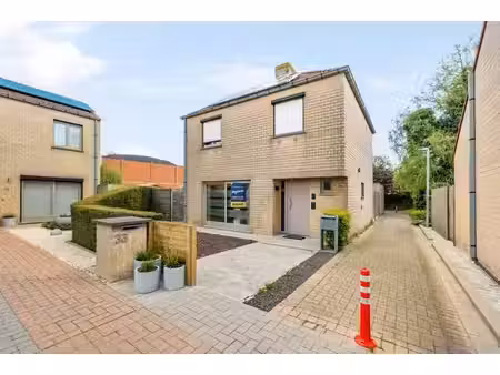 maison individuelle avec 3 chambres  jardin bien entretenu