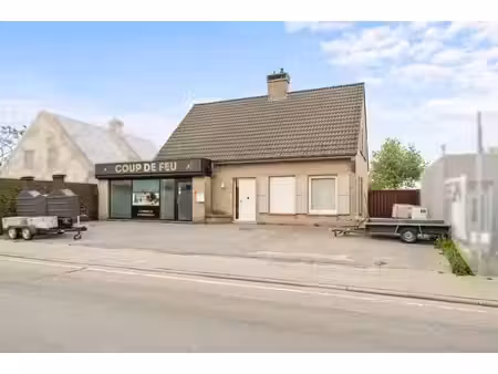 centraal gelegen handelspand met parking  woonst  garages...