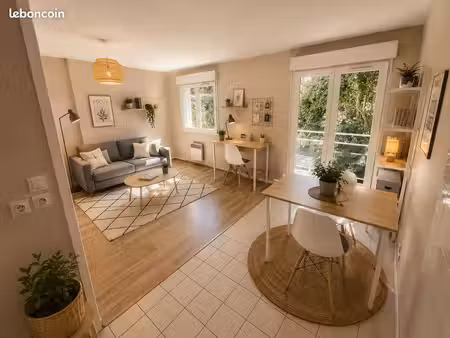 grand studio de 34 m2 avec balcon et place de stationnement privative dans résidence sécur