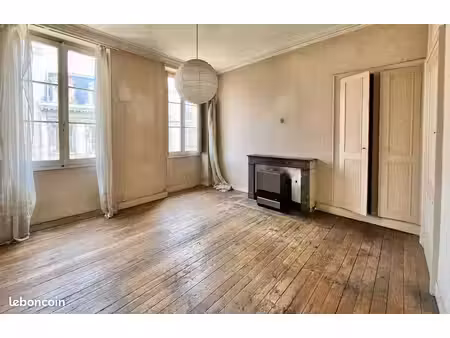 plateau de 90m2 avec 1 stationnement