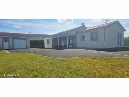maison de plein pied avec grand terrain et garage séparé