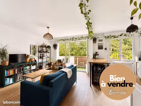 place du 8 mai  appartement de 47m2 avec balcon  cave & garage
