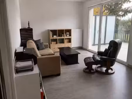 f2 42m² avec balcon et parking proche bord de loire