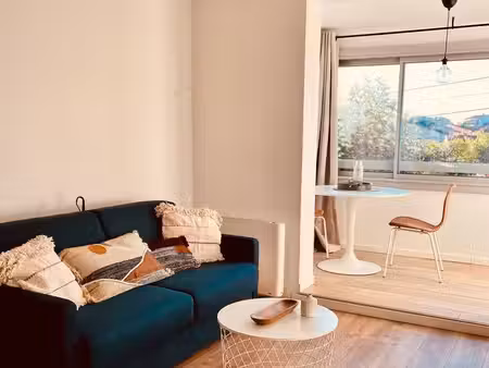 joli studio meublé à louer à l'année dans résidence sécurisée à sanary-sur-mer