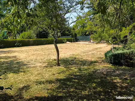 terrain d 1000 m2 avec dépendances