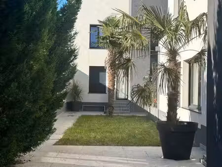 apparemment neuf entièrement meublé