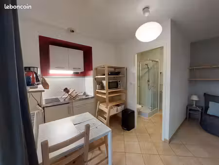 loue studio meublé de 15m² dans une petite copropriété au centre du village de billiat