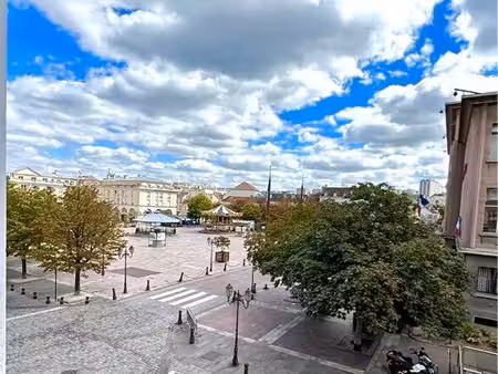t2 meublé 35 m² – hyper-centre de poissy – vue sur la place du marché