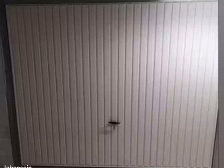 garage/garde-meuble à louer